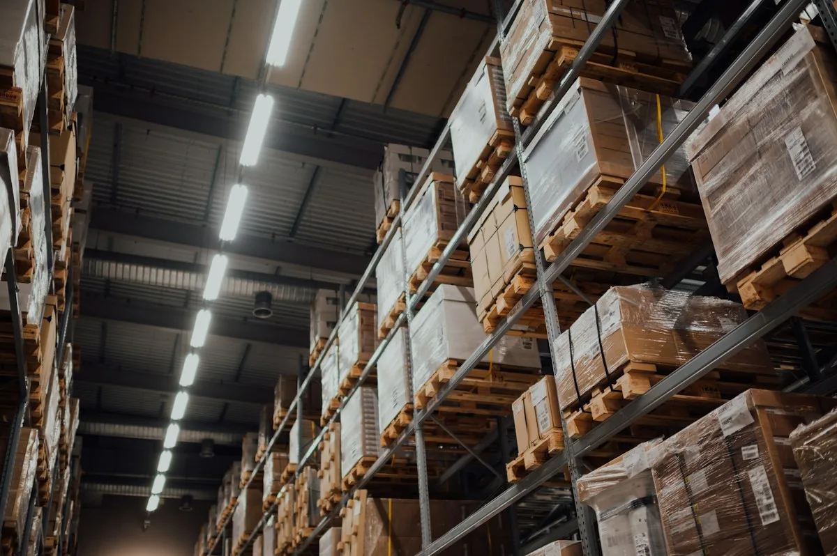 Efficient logistics and high-volume dispatch area within warehouse retail format